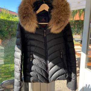 Svart äkta päls jacka i fint skick, använd en vinter. Pris kan diskuteras och köparen står för frakt. 