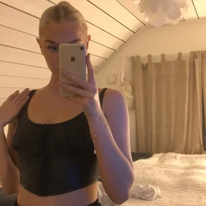 Korsett - Oanvänd korsett i läderinspirerat material från Shein. Storlek S men passar helt klart XS. Vet inte originalpriset men säljer för 90kr inklusive frakt. Först till kvarn.