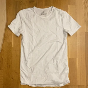 en vit t-shitt, storlek S - En vanlig Vit t-shirt i storlek S. Kan användas både för kvinna/tjej och man/kille men är köpt i man/kille. Använd 1 gång för ett tag sen.