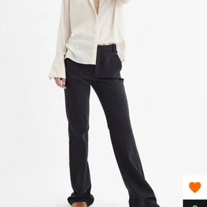 InWear kostymbyxor  - Säljer mina nya jätte fina kostymbyxor från InWear, nyköpta för 1000kr. Modell ZellaIW. Lågmidjade och lite för långa på mig som är 160 cm.  Storlek 34. Buda från 400kr❤️