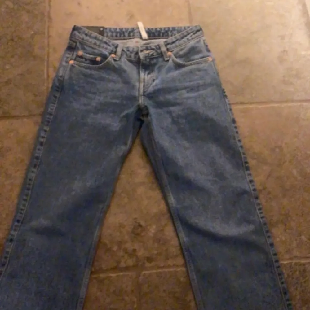 jättesnygga jeans men säljer då jag ej tyckte dom var lite små runt midjan, är 162 och längden var perfekt. endast testade, nypris 500!❤️kontakta mig för frågor och bilder. Jeans & Byxor.
