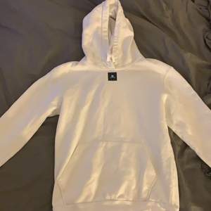 Jätte snygg vit hoodie från the cool elephant💞 den är köpt förra året och är i jättefint skick! Den är i st s 