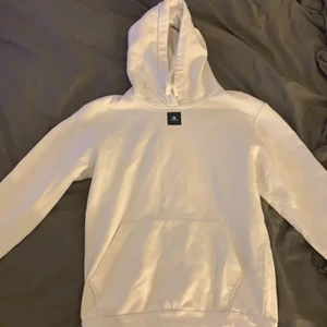 Vit hoodie - Jätte snygg vit hoodie från the cool elephant💞 den är köpt förra året och är i jättefint skick! Den är i st s 