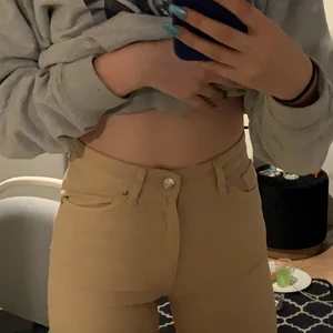 beiga yoko byxor monki - säljer dessa byxor från monki, jag är runt 170 och på mig är dom lite långa.