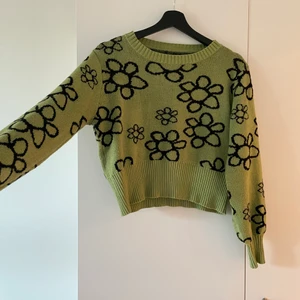 Stickad tröja - Supersnygg och skön tröja från Shein! Köptes i Augusti men inte använts mycket! Har ett pyttelitet hål vid nacken men inget som syns alls💚