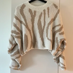 Tröja från Zalando - Mysig stickad tröja från Zalando, köpt på petite avdelningen men köpt i storlek 42 så den är relativt stor! 💕