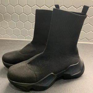 Skor från Nelly; storlek 36 - Snygga och bekväma sneakers från Nelly.com i storlek 36. Endast använda ett par gånger.