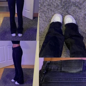 Zara Jeans - Jättefina mörkgråa jeans från Zara. Använda men i bra skick. Är 168cm lång och skulle säga de är lågmidjade/mellanlängd. Skulle passa någon som är både längre och kortare beroende på hur man vill att byxorna sitter. Kan alltid skicka fler bilder och bara att skriva vid frågor. Swish och post endast☺️
