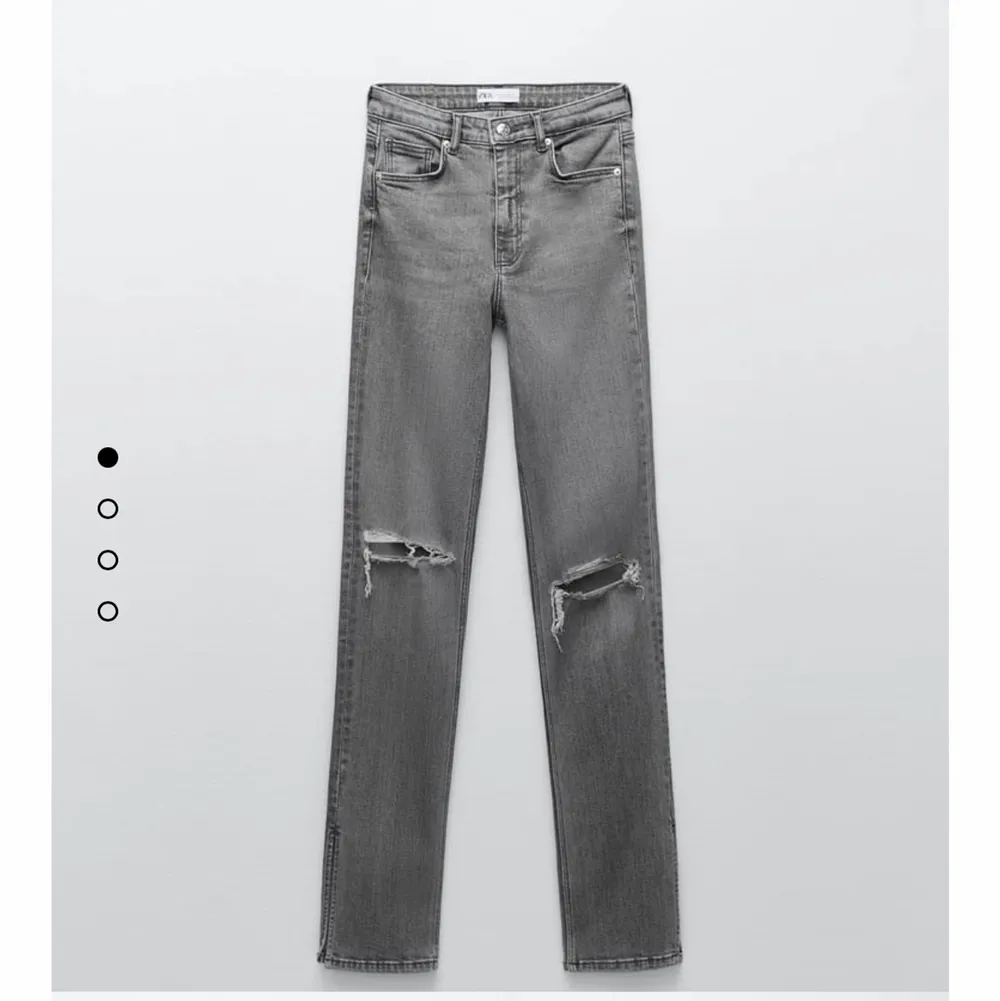 Sjukt snygga zara jeans med slitningar och slits nertill. Storlek 38 men dem passar mig som brukar bära 36. Säljer då de tyvärr inte kommer till användning längre. Kan mötas upp i Stockholm annars tillkommer fraktkostnad☺️. Jeans & Byxor.