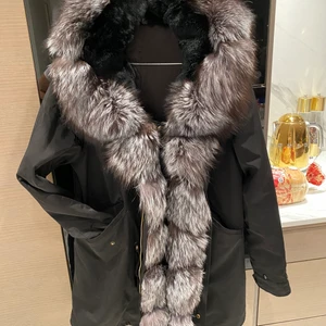 Vinterjacka med päls - Vinterjacka svart med gråspräcklig päls. Armpuffar i päls finns att sätta fast. Dragsko i midjan. I väldigt bra skick inte använd på två år. Köpt på Garoff i Solna för 5000kr. Endast avhämtning!!! Storlek 40/42