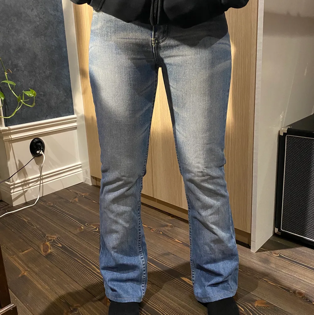 Super snygga ljusblå jeans! Säljer då de är lite för tajta för mig, men i bra skick! Som på bilden så är dom lätt utsvänga. Kan mötas och frakta!:). Jeans & Byxor.