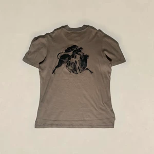 Vivienne westwood T-shirt - Väldigt snygg Vivienne westwood T-shirt med brodering på framsidan och tryck på baksidan med rhinestones. Inga hål eller fläckar men vintage skick.