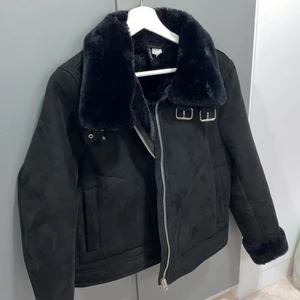 Bikerjacka - Fodrad bikerjacka i mocka imitation!! Strl 42 motsvarar en M-S är köpt på H&M men finns inte där längre