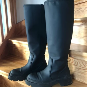 Zara höga boots - Säljer nu dessa populära höga stövlar ifrån zara. De är använda max 10 ggr och är i bra skick. Ordinarie pris 600. Vid frågor skicka dm 
