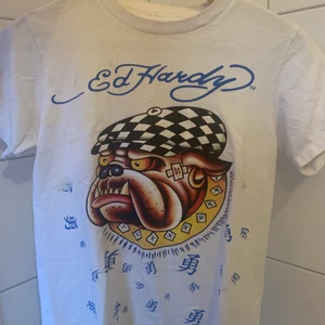 Ed hardy - Kollar intresse ed Hardy baby tee. Bra skick och tvättas självklart innan försäljning. Hör av dig om du är intresserad. 