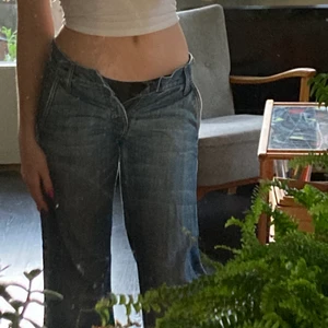 söta jeans! - lågmidjade ganska raka jeans, säljer för dom är för korta på mig (169cm) och lite för tajta, men super fin modell💋