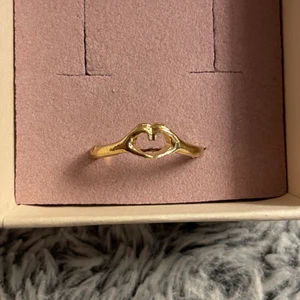 Ring - Säljer denna fina ringen. Det är händer som formar ett ❤️. Säljer denna godingen för 30kr. GRATIS FRAKT❤️❤️