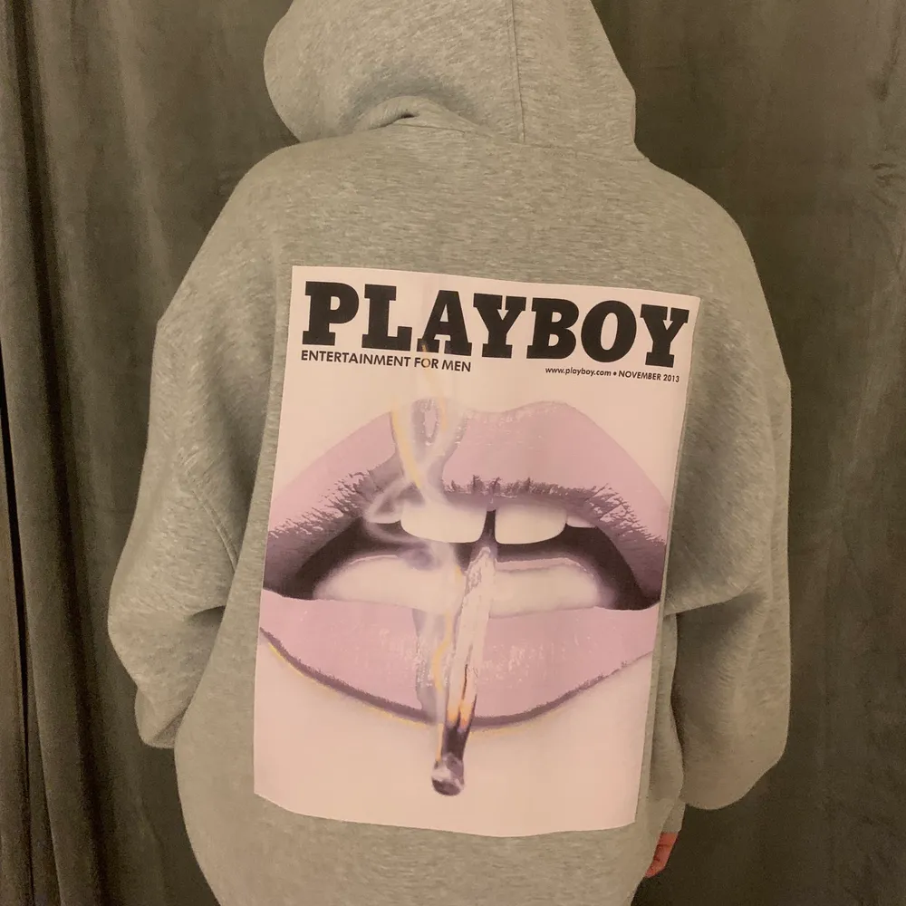 Säljer min Playboy hoodie i storlek M men jag som vanligtvis har XS & S tycker även denhär hoodien är snygg på i storlek M. Använd max 5 gng! Supersnygg o inga märken eller skador. Skriv för mer info o bilder om de skulle önskas!💗💗. Hoodies.