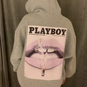 Säljer min Playboy hoodie i storlek M men jag som vanligtvis har XS & S tycker även denhär hoodien är snygg på i storlek M. Använd max 5 gng! Supersnygg o inga märken eller skador. Skriv för mer info o bilder om de skulle önskas!💗💗