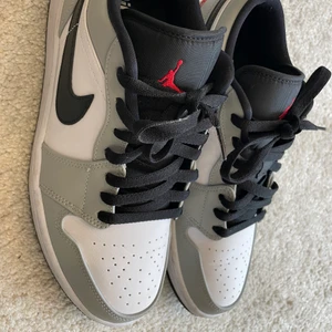 Nike Jordan 1 low - Nike Jordan 1 low smokegrey i storlek 42. Använda fåtal ggr då de snabbt blev för små.