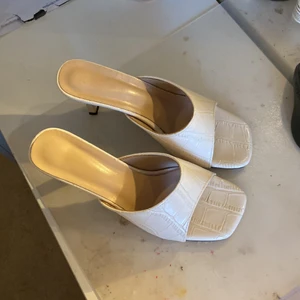 Klackar - Puderrosa klarar i krokodilmönster från shein. Endast använda en gång. Klack på ca 5 cm så lätta att gå i 