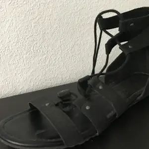 Svarta sandaler med långa snöre, passar bra till sommaren men också till typ utklädning