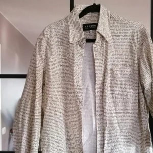 Halvlång unik skjorta - Svinball skjorta med text. Halvlång modell. Utan knappar, men kan skicka med original knapparna om det önskas. Sparsamt använd, så i perfekt skick! Passar xs-m beroende på önskad passform. 