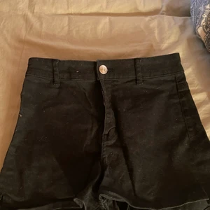 Shorts - Säljer dessa svarta shorts då dom blivit för små.