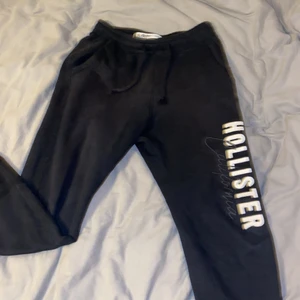 Hollister mjukisbyxor - Ett par mjukisbyxor från Hollister i färgen svart. I bra skick. I storlek xxs men funkar som xs. Skriv för mer information:)