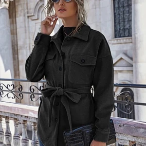 Svart Kappa - Precis likadan som den beiga kappan men en storlek mindre, och i svart. Storlek S, passar även dig med Xs. Längd på jackan är 74cm