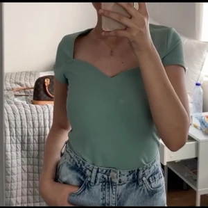 Grön topp - Grön öppen kortärmad tröja