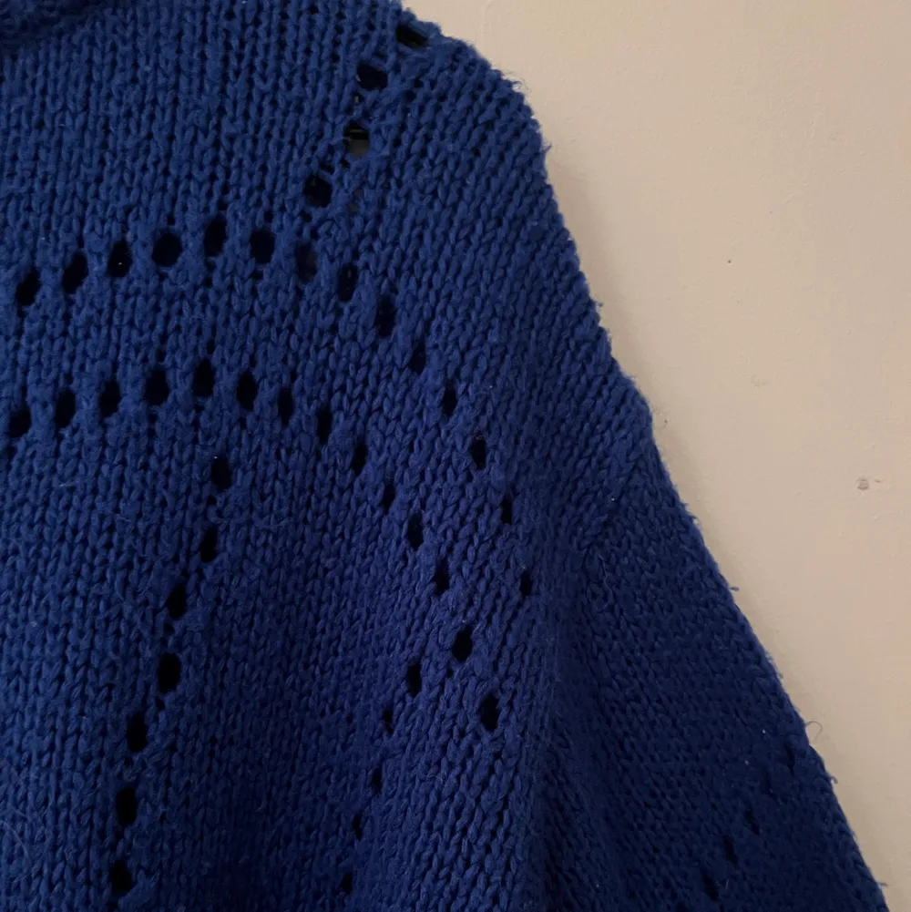 Stickad tröja i fin kornblå färg från Gina tricot. I använt skick, ganska nopprig därav billigt pris. Stl M 💙. Stickat.