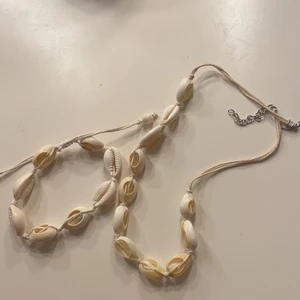 Smycken  - Jätte fint snäckarmband och snäckhalsband. Armband 20kr och halsband 30kr. Frakt 10kr