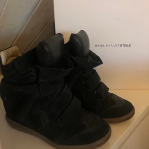 Isabel marant skor - Isabel marant bekett sneakers i svart, storlek 37. Super fint skick, box och dustag medföljer men saknar tyvärr kvitto. Nypris 4500