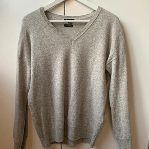 Cashmere tröja från Massimo Dutti - Jättehärlig 100% cashmere tröja från Massimo Dutti. Har en liten reva vid armen som lätt borde gå att sy ihop om man har de kunskaperna:) Utöver det är tröjan felfri☺️ Frakt tillkommer💞