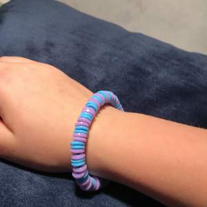 Ett fint hemmagjort armband med platta pärlor, finns i flera färger. Bra skick för att vara hemmagjort.🤍