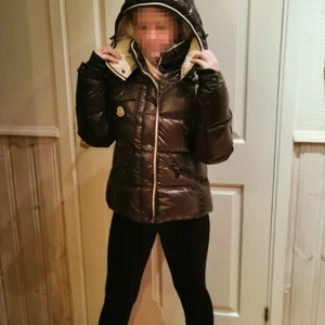 Moncler vinterjacka - Superfin jacka i nyskick från Moncler i storlek 2 som ska motsvara medium ( är liten i storlek) . Kvitto finns tyvärr inte då jag själv köpt den begagnad men den är äkta, bekräftelsemail på detta från Moncler finns. Kan skickas mot frakt, annars kan jag ev mötas på ekerö/brommaplan