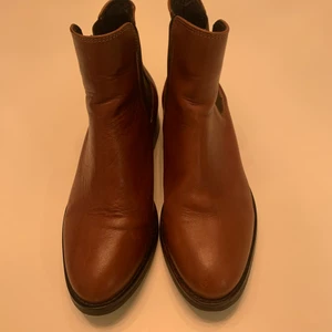 SAMSØE SAMSØE boots, nyskick bruna - SAMSØE SAMSØE boots, nyskick bruna, sköna att gå i och passar till vardags likväl som till finare tillställningar. 