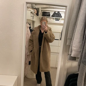 Teddykappa - Så mysig beige/ljusbrun teddykappa i storlek S, knappt använd. Köparen står för frakt ✨