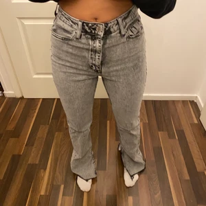 Gråa jeans  - Ett par gråa jeans som har en öppning längst ner. De är utsvängda. Sitter skit bra och tajta. Köpte de från Zara för bara två månader sen men eftersom jag tappat lite smak för jeans så använder har jag inte använt dessa mer än en gång. 