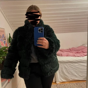 Pälsjacka - Mörkgrön fejkpälsjacka. Jättevarm och gosig! Använd mycket men i använt/bra skick. Spännet längst ner är trasigt så går endast att stänga som på andra bilden. Stl 38, men passar både mindre o större beroende på hur du vill att den ska sitta. #pälsjacka