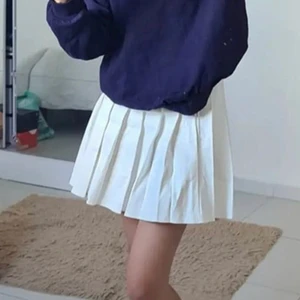 tenniskjol  - kjolen är i jeans material. den är ganska lång och har dragkedja. näst intill oanvänd 