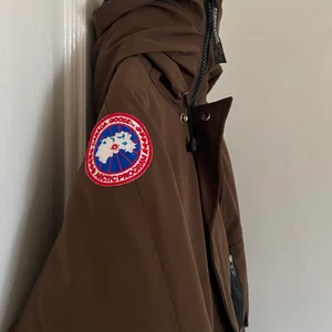 Canada goose jacka - Brun Canada goose jacka i storelk M i fint skick. Osäker på äkthet då jag fått den därför är den till så bra pris❤️