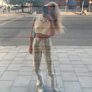 Snake print jeans - (Lånad bild) jättefina jeans som är full lenght med ormmönster på. Säljer då de är försmå. Endast använda en gång! 