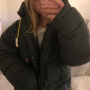 Fjällräven expedition jacka - Säljer min fina fjällräven jacka som jag köpte här ifrån Plick då den var lite stor för mig. Använt skick men inga skavanker. Äkta!! 💕 