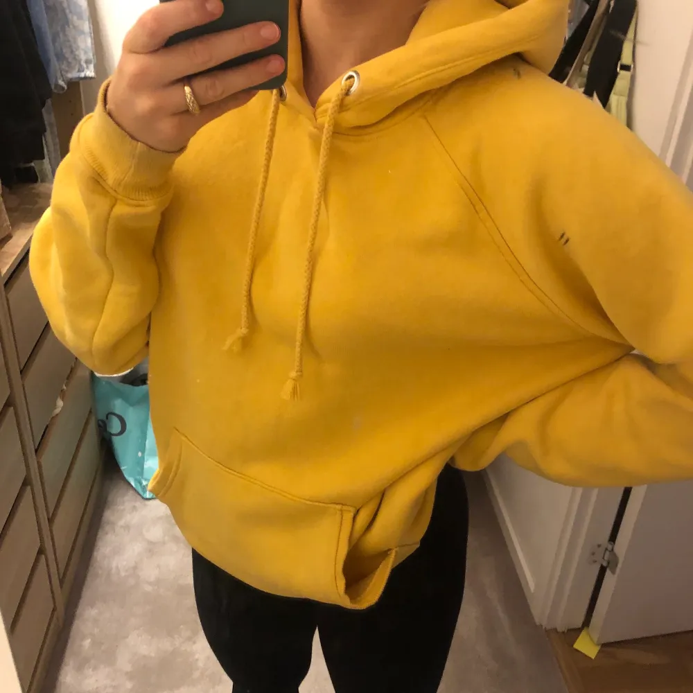 Säljer denna supersköna hoodie från bikbok som har en jättefin gul färg. Det är deras mest populära modell på hoodie. Strl M och sitter jättesnyggt på. Säljer för 80kr+ frakt (ordinarie pris: 299kr)💛💛. Hoodies.