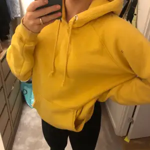 Säljer denna supersköna hoodie från bikbok som har en jättefin gul färg. Det är deras mest populära modell på hoodie. Strl M och sitter jättesnyggt på. Säljer för 80kr+ frakt (ordinarie pris: 299kr)💛💛