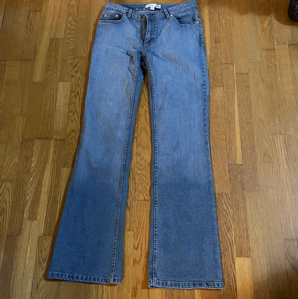 Långa Flare/bootcut jeans, väldigt bra skick och använt 1gång! Står storlek 40 fast passar mig som är vanligtvis 36/38 perfekt🤩💕 . Jeans & Byxor.