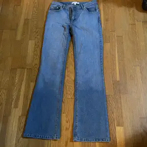 Långa Flare/bootcut jeans, väldigt bra skick och använt 1gång! Står storlek 40 fast passar mig som är vanligtvis 36/38 perfekt🤩💕 