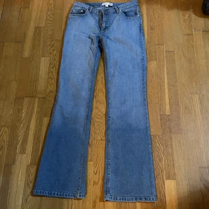 Jeans - Långa Flare/bootcut jeans, väldigt bra skick och använt 1gång! Står storlek 40 fast passar mig som är vanligtvis 36/38 perfekt🤩💕 
